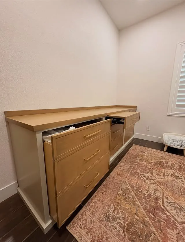 Swivel top lifting out of the sewing cabinet