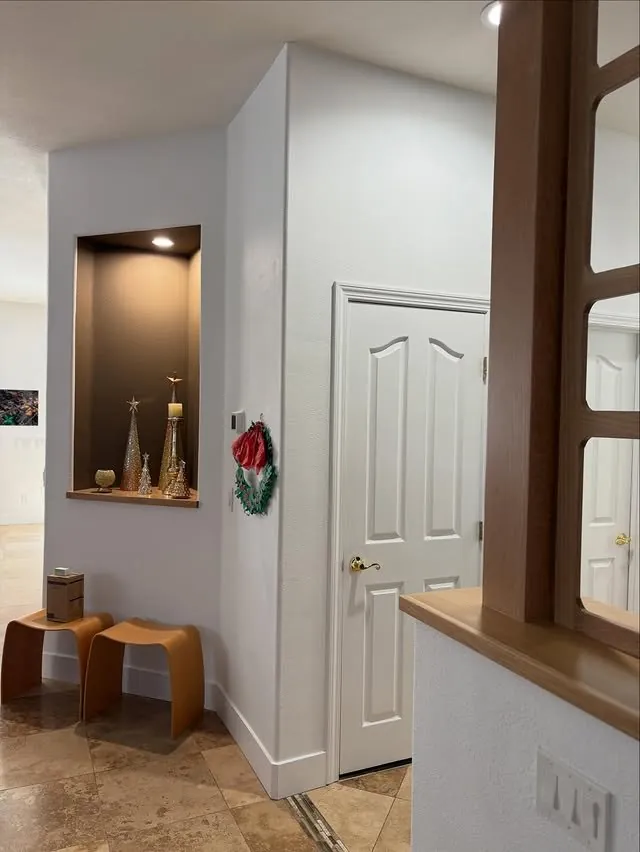 Entry niche in a deep brown with a wood sill